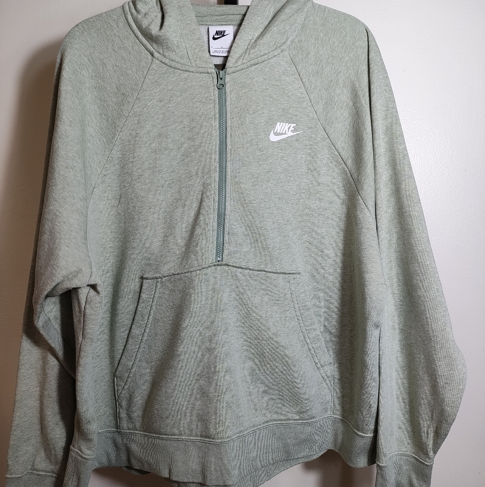 Nike Club Essentials Fleece Hoodie Size Large Green Activewear - Picture 1 of 9